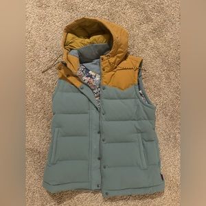 NWOT Patagonia vest. Very warm and comfy! Size Lg.